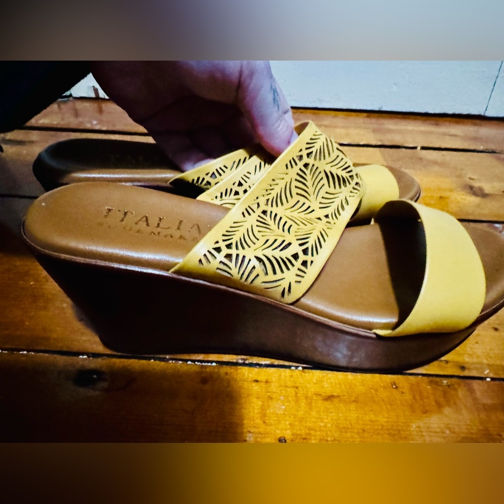 Italian Shoemakers Mustard Leaf-Pattern Sandals - Picture 3 of 3